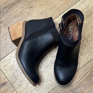 Korks Black Leather Stacked Heel Ankle Boots Size 8M
